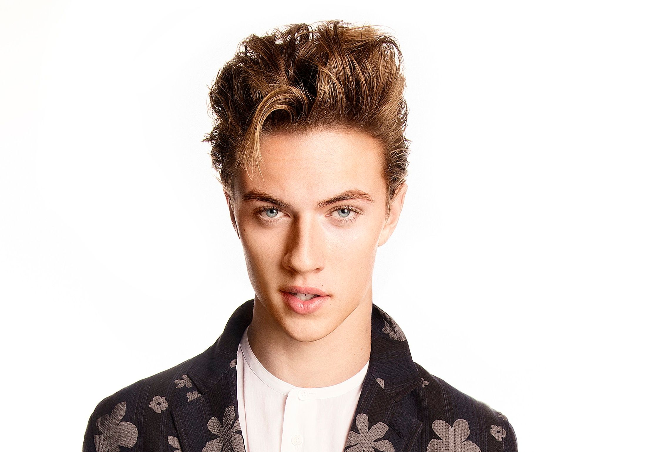 Calvin smith. Lucky Blue Smith Calvin Klein. Luck модель. SIMS 4 Lucky Blue Smith.