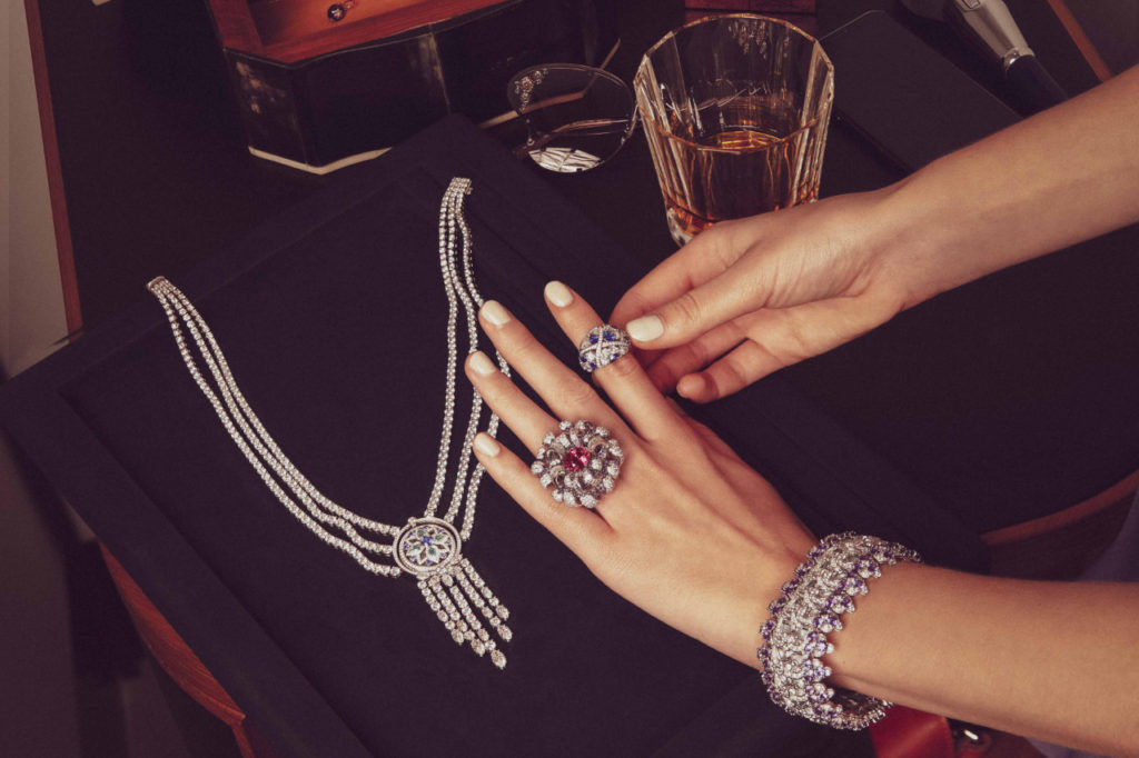 It’s a Wrap: Essential Outfits and Accessories for Your Yuletide Getaway