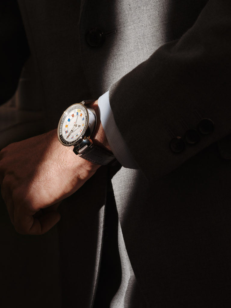 Đồng hồ Louis Vuitton Tambour Moon Dual Time tiện lợi cho chuyến