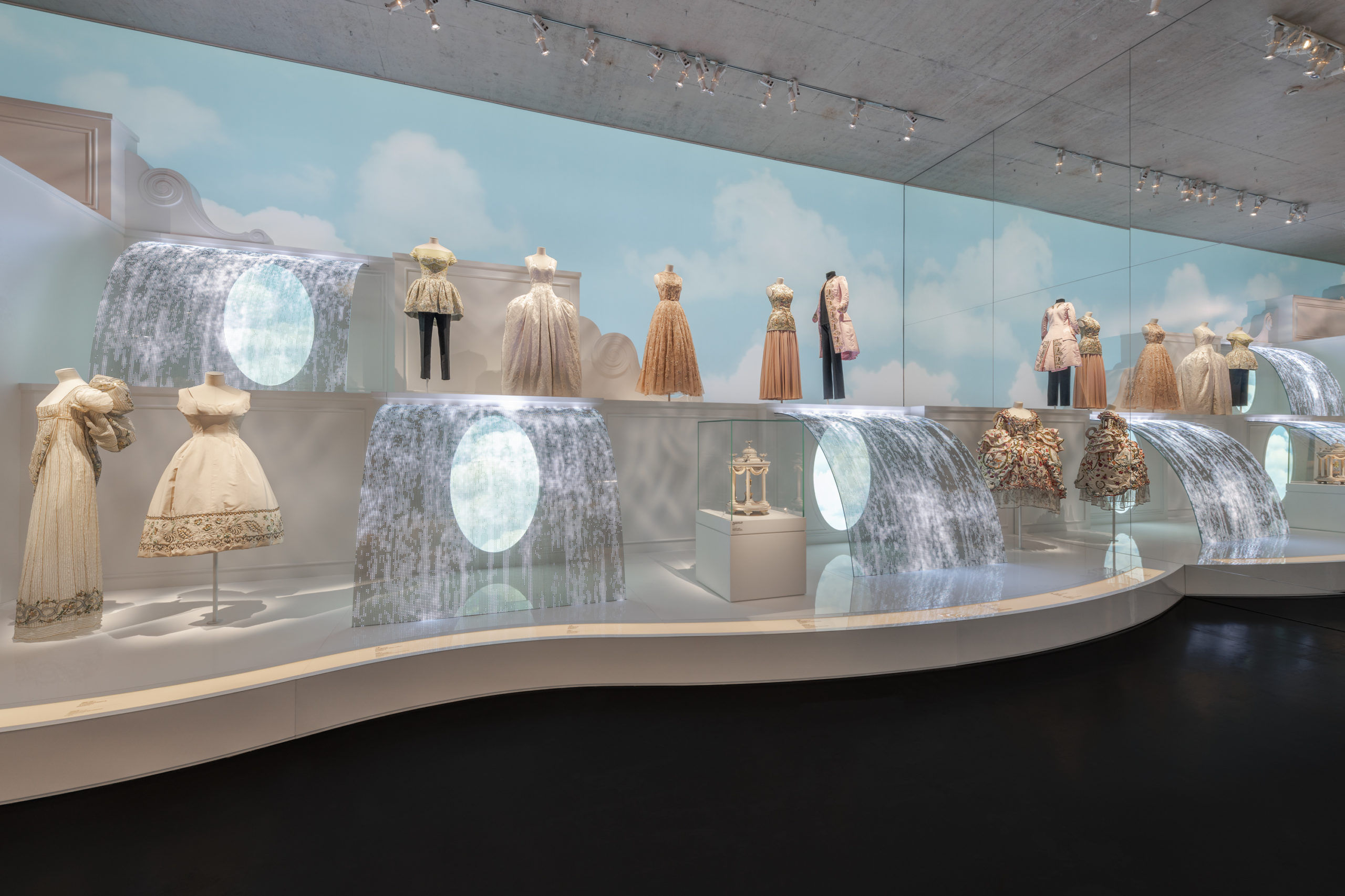 dior fashion exhibition