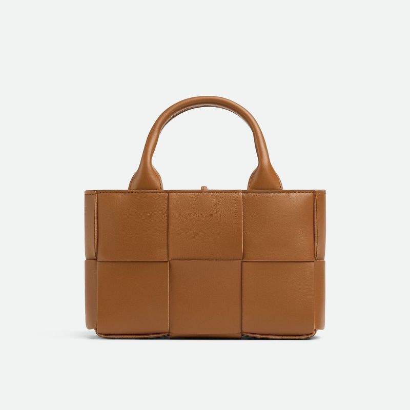 The Burberry Tote Bag Is the Breakout Star of Succession