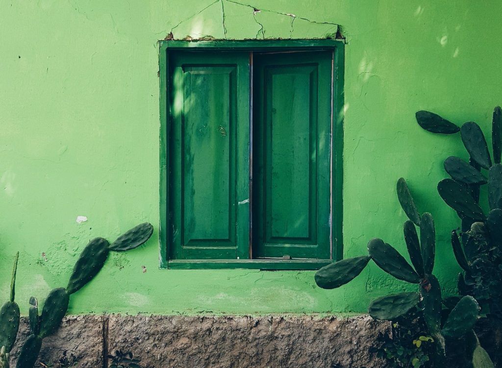 Your Guide to Lucky and Unlucky Colours for the Cancer Zodiac Sign