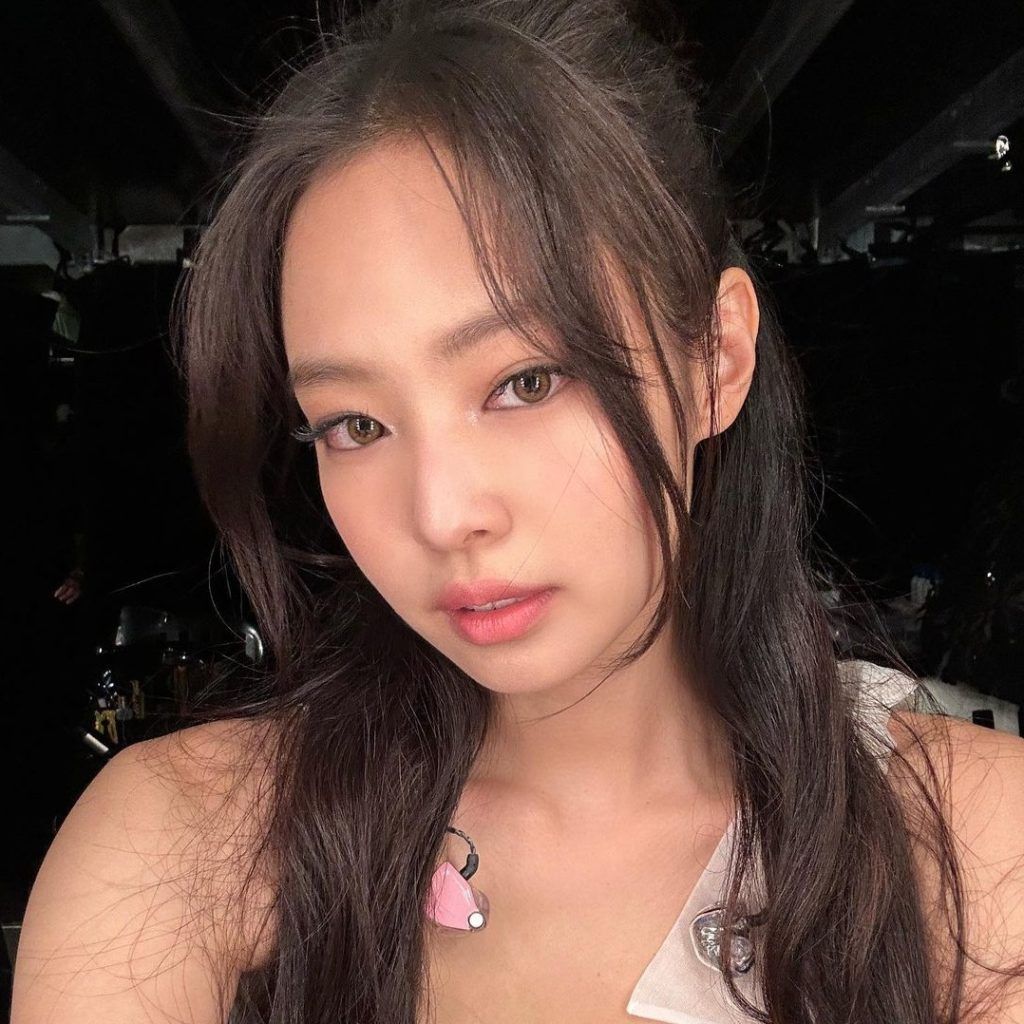 A Step-by-Step Guide to Blackpink Star Jennie’s Signature Makeup Look