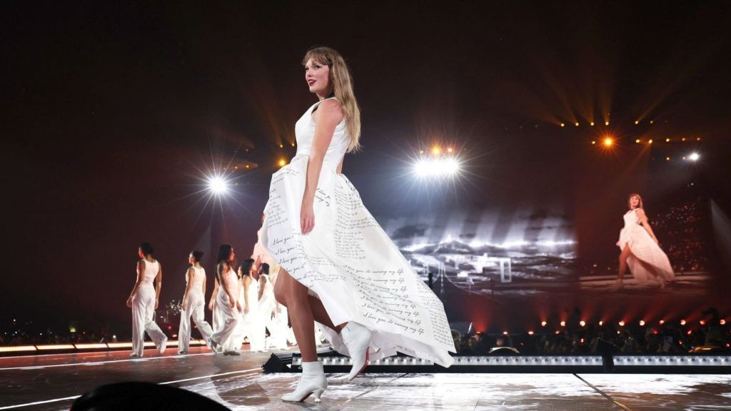 Taylor Swift The Eras Tour ハーフジップフーディ Taylor Swift The Eras Tour ハーフジップフーディ Taylor Swift