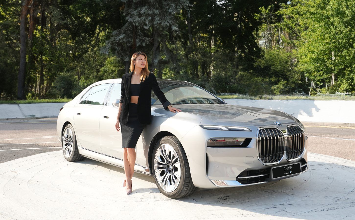 Gillian Howard Discovers Art in the City with BMW i7