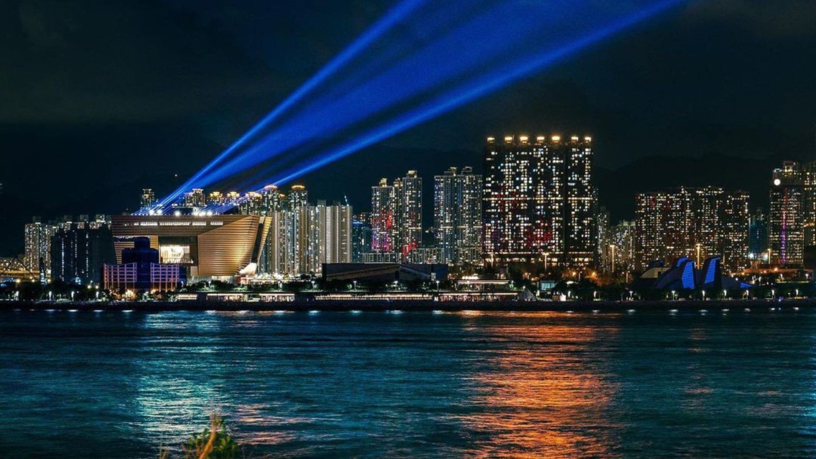 Your Itinerary to Enjoying Hong Kong’s Buzzing Night Scene