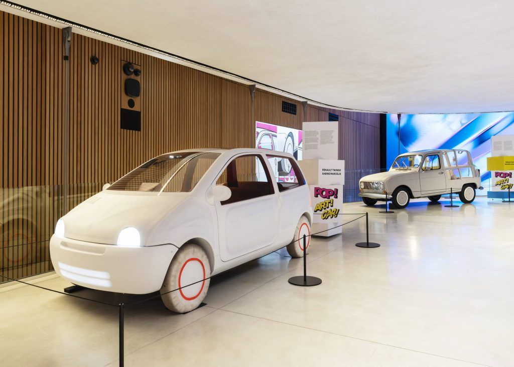 アート・デザイン・音楽 50 ans de petites et secretes RENAULT Art has long been part of Renault's story. Since the 1960s