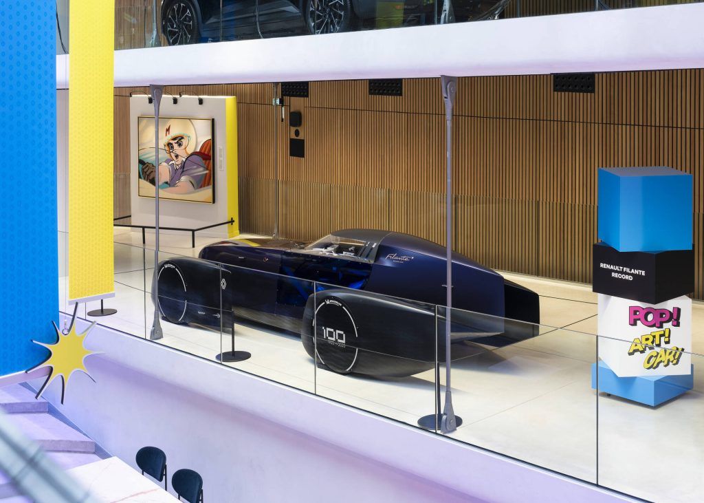 アート・デザイン・音楽 50 ans de petites et secretes RENAULT Renault Turns the Champs-Élysées Into a Pop Art Playground