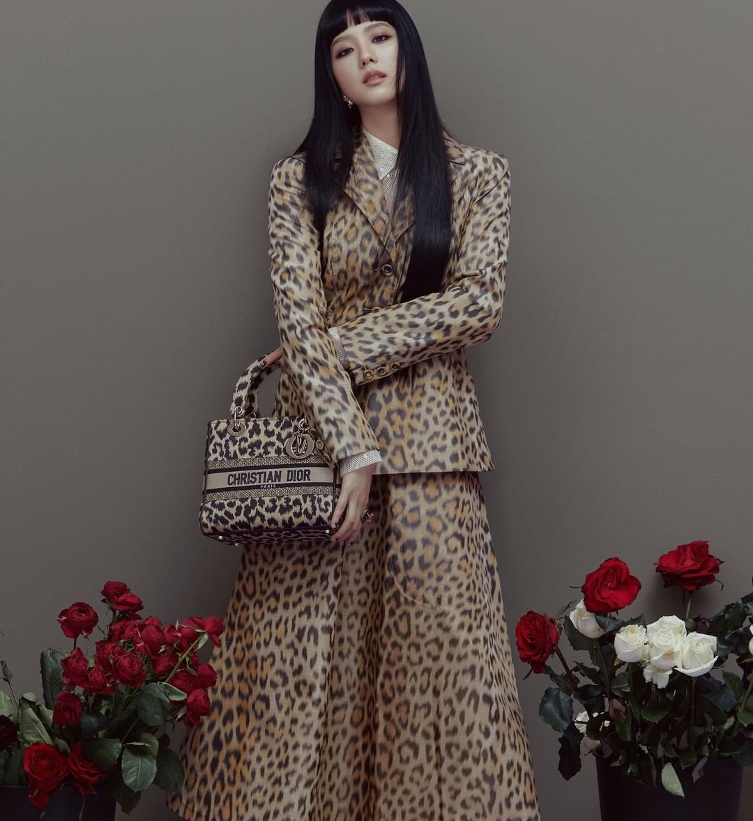 BLACKPINK Jisoo is truly Dior princess showered in praises for 2023  Paris Fashion Week