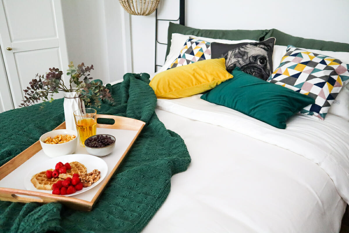 Bed pillow arrangements: style your bed according to size