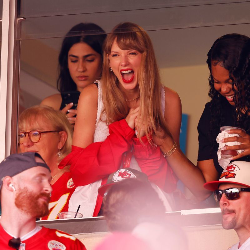 Taylor Swift and Travis Kelce writers talk Tayvis (Traylor?) - Los Angeles  Times
