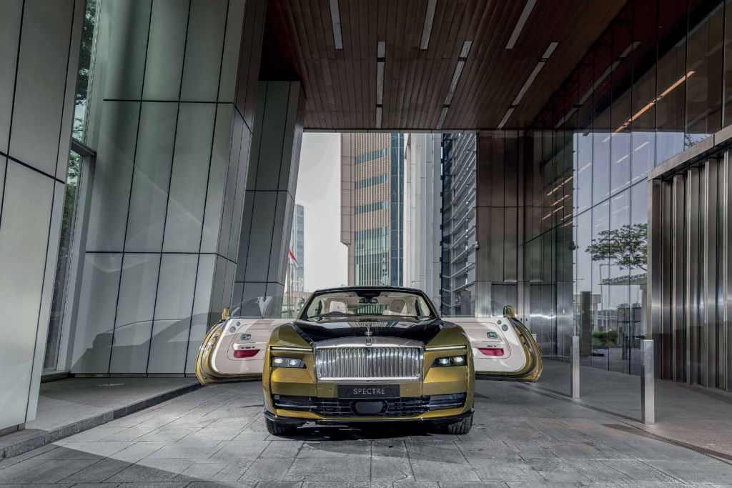 The bold debut of the new Rolls-Royce Spectre