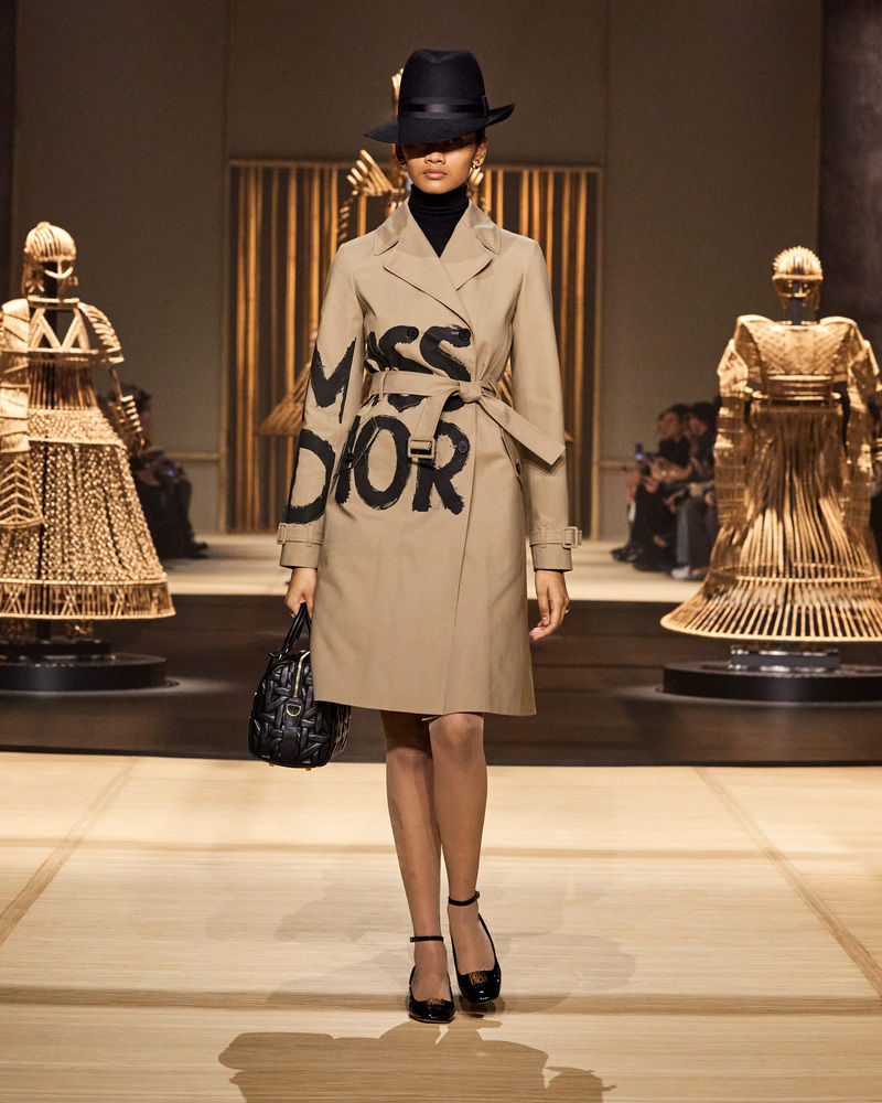MissDior ミス ディオール ワンピース MISS DIOR、私にモードの魔法をかけて】日常を大きく、小さく