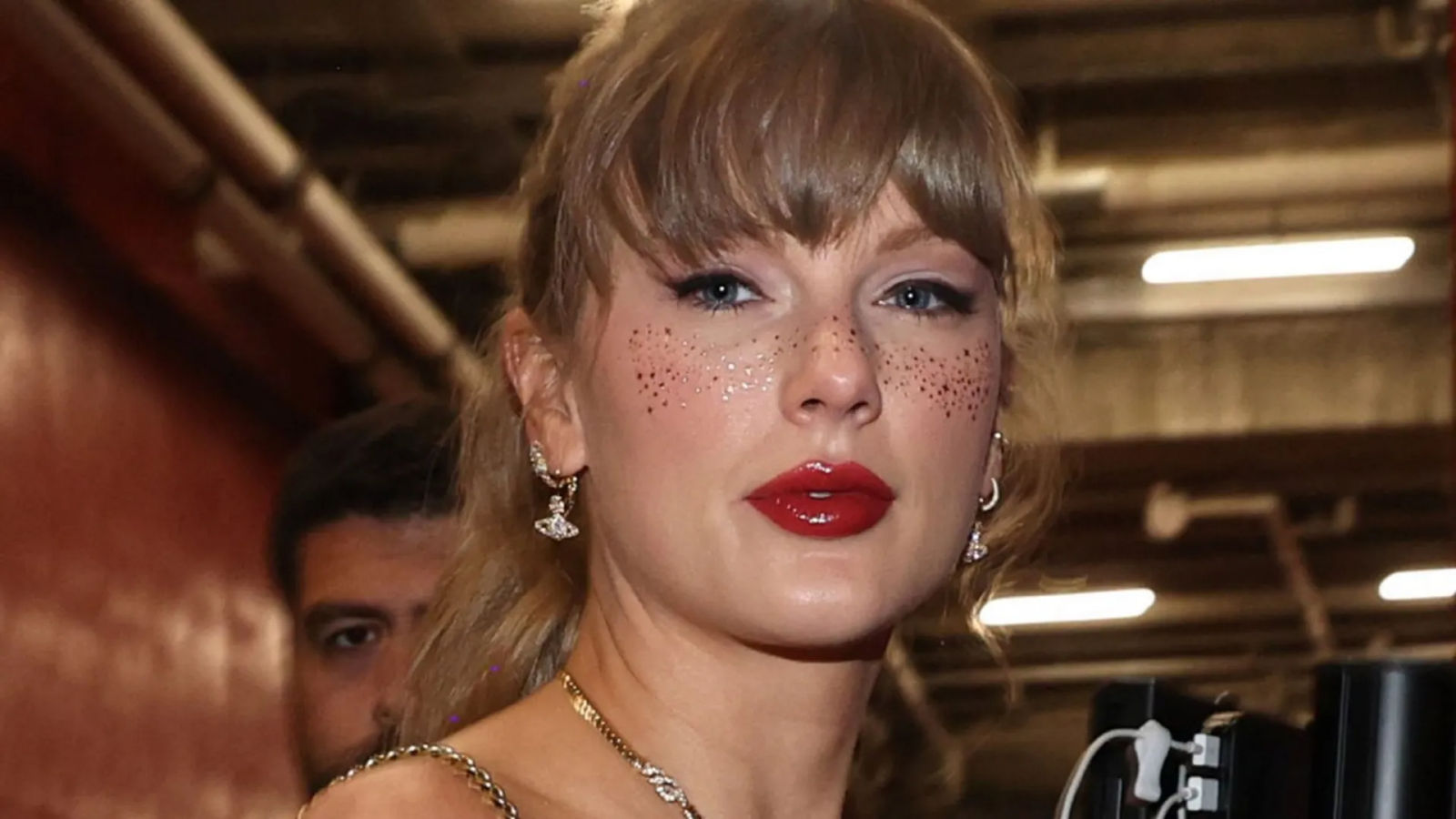 Taylor Swift starts a craze of glitter freckles that becomes global