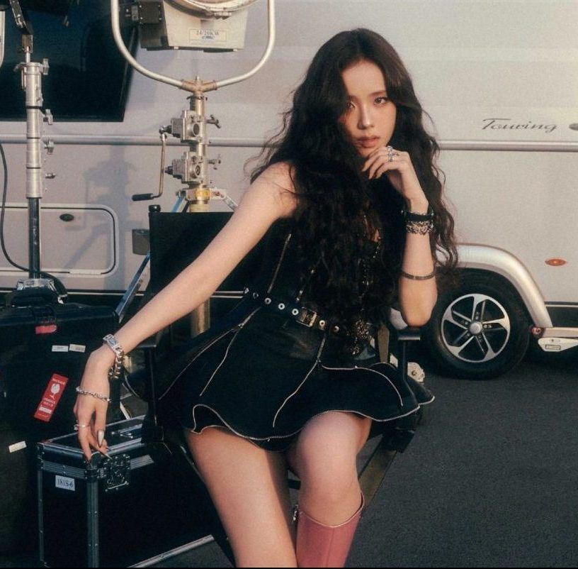 This March, JISOO will visit Singapore at the AMORTAGE pop-up store