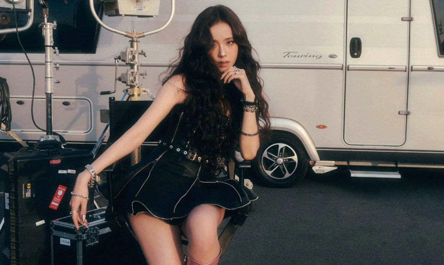 This March, JISOO will visit Singapore at the AMORTAGE pop-up store