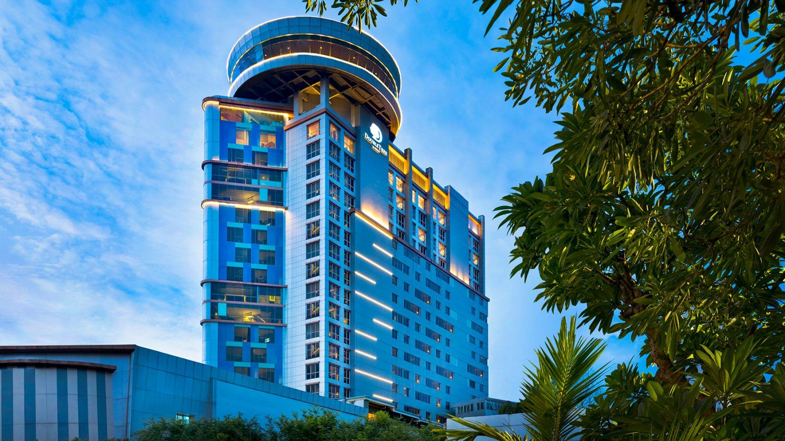 Stunning Doubletree Surabaya Hotel Dining Indonesia image
