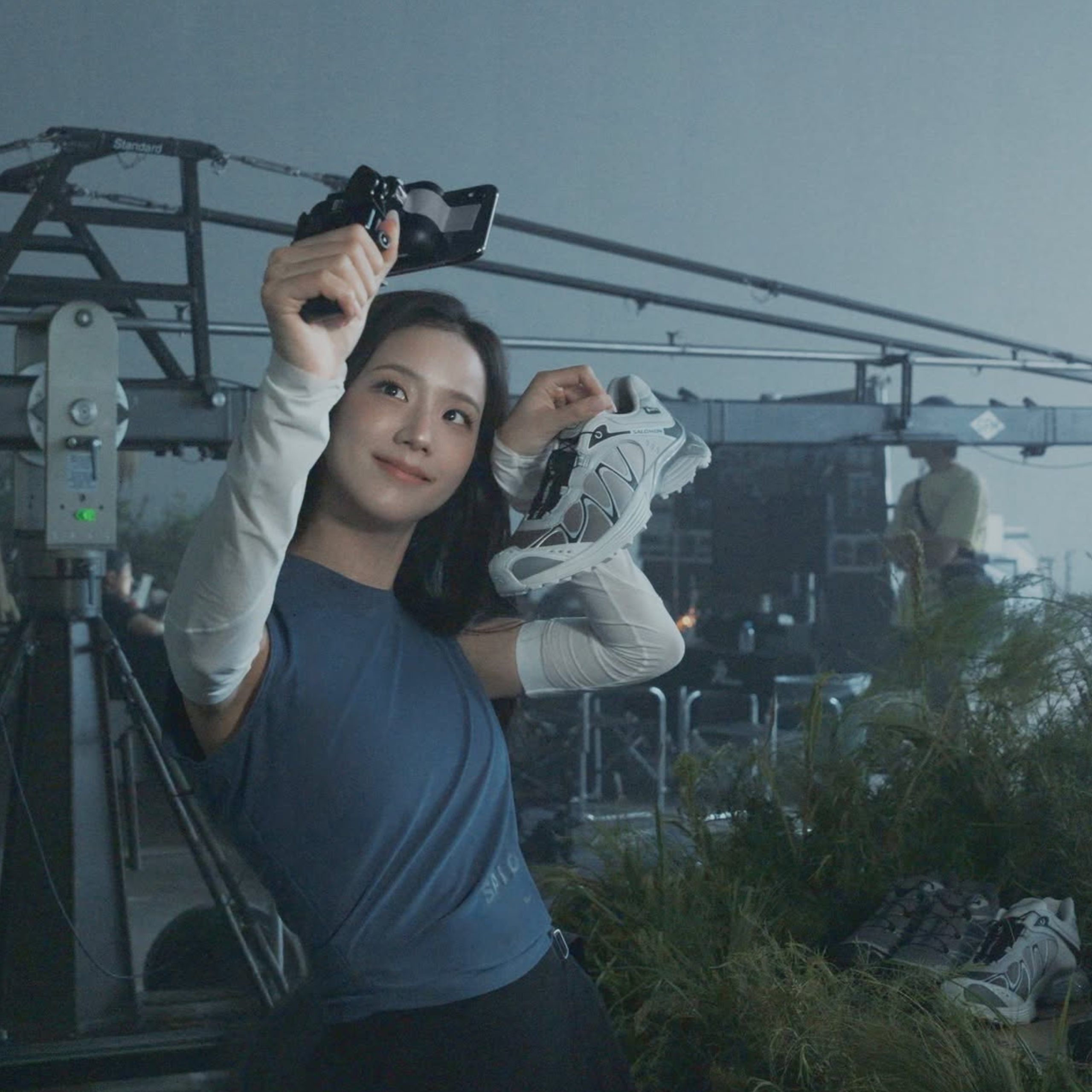 Jisoo's Salomons and the high-end hiking shoes are worth exploring the beautiful route for