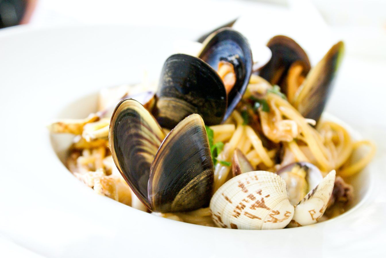 When you eat mussels, you’re also consuming… microplastics