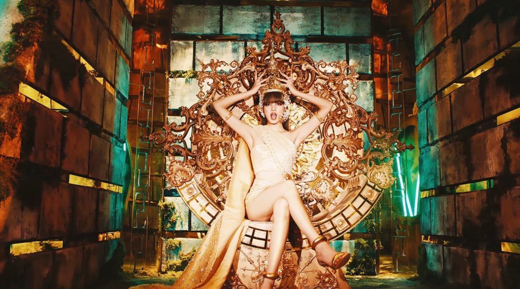 Lisa honours her heritage with a customised Thai silk ensemble in ‘LALISA’