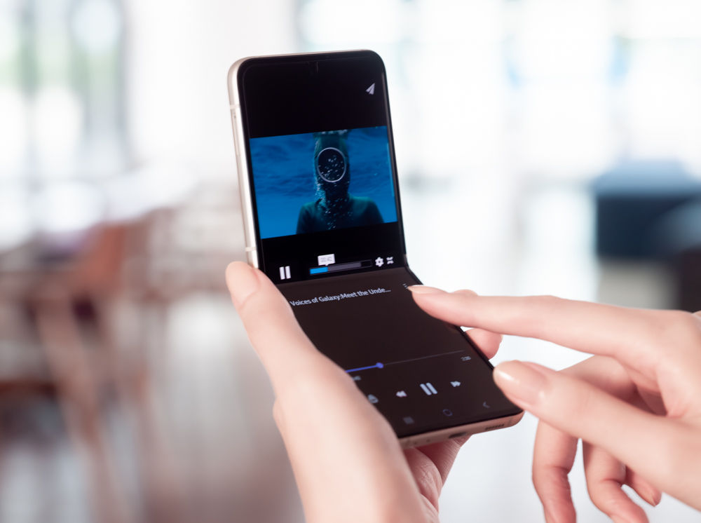 First Impression: Unboxing the Samsung Galaxy Z Flip3 5G smartphone ...