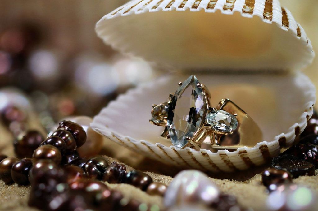 Best jewels to shop for August birthstones: Peridot, Sardonyx, and Spinel