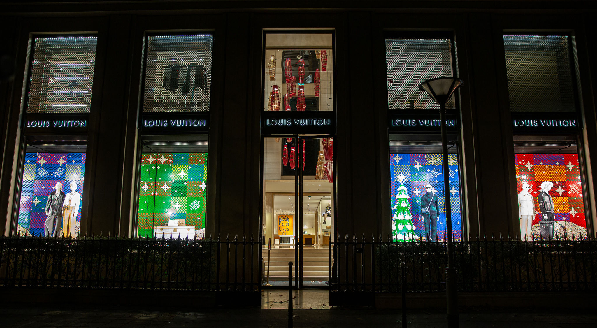 Louis Vuitton Partners With Lego on Holiday Window Displays – WWD