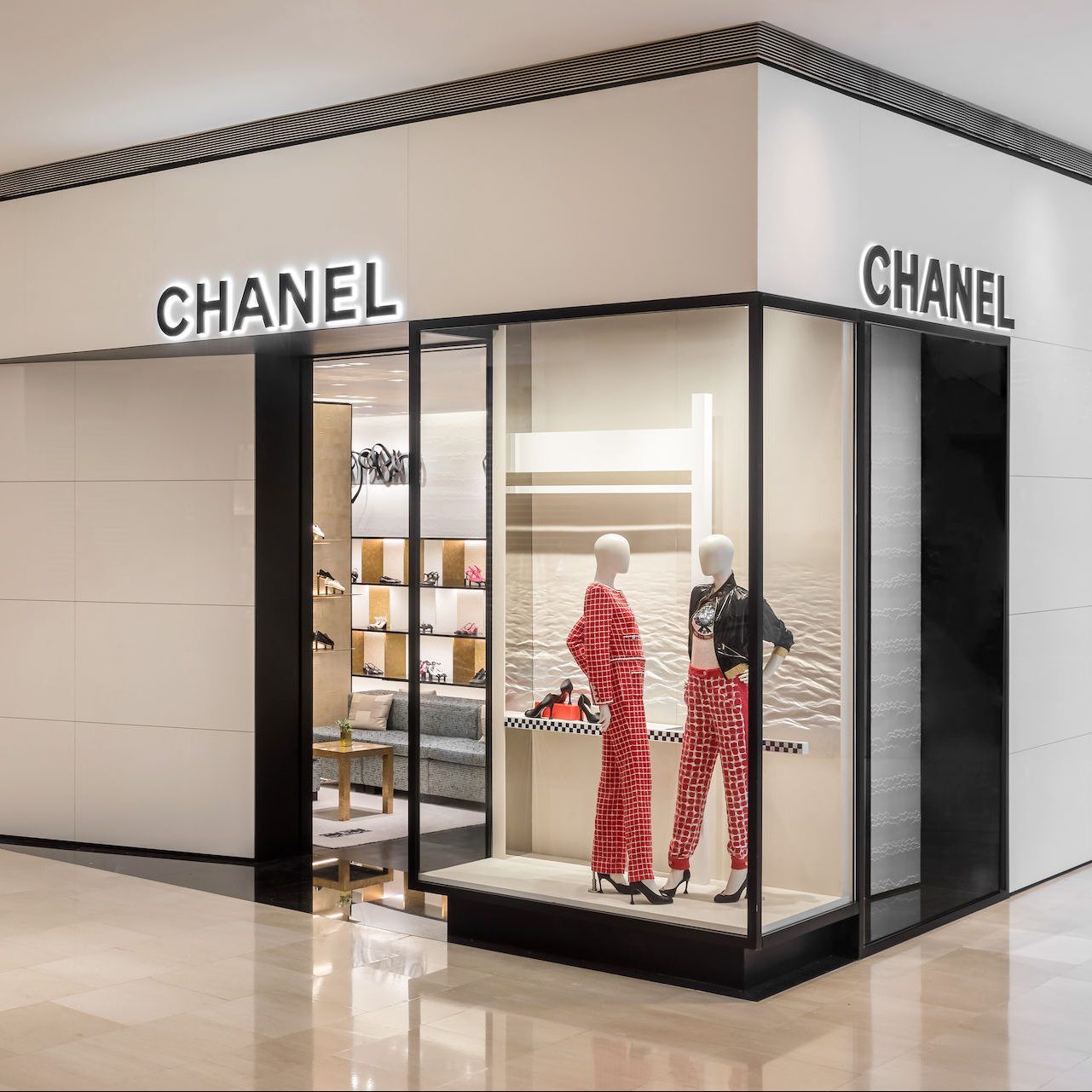Cửa hàng Chanel đầu tiên tại Prague được khai trương vào ngày 166 qua