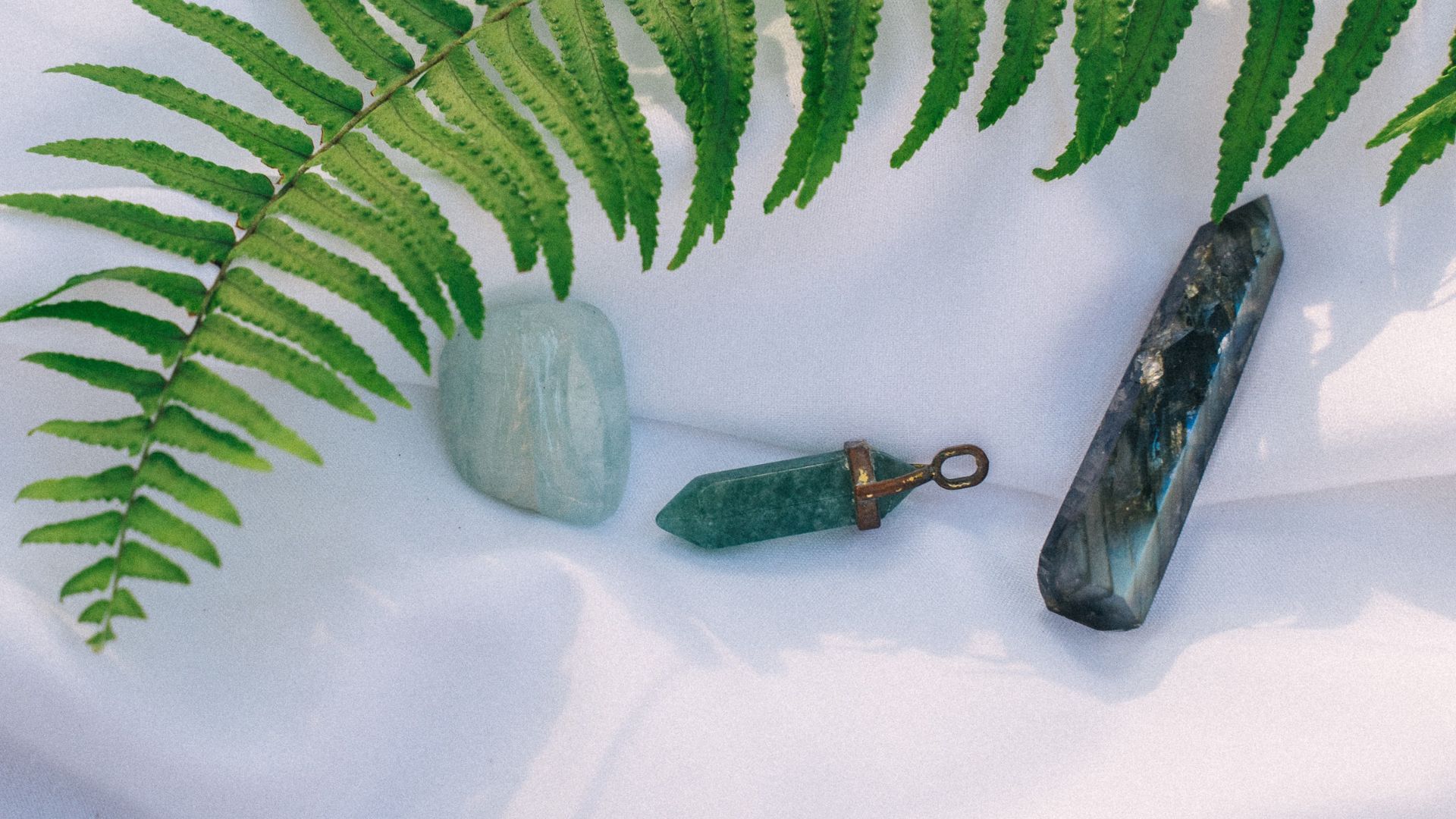 aquamarine stone: february birthstone