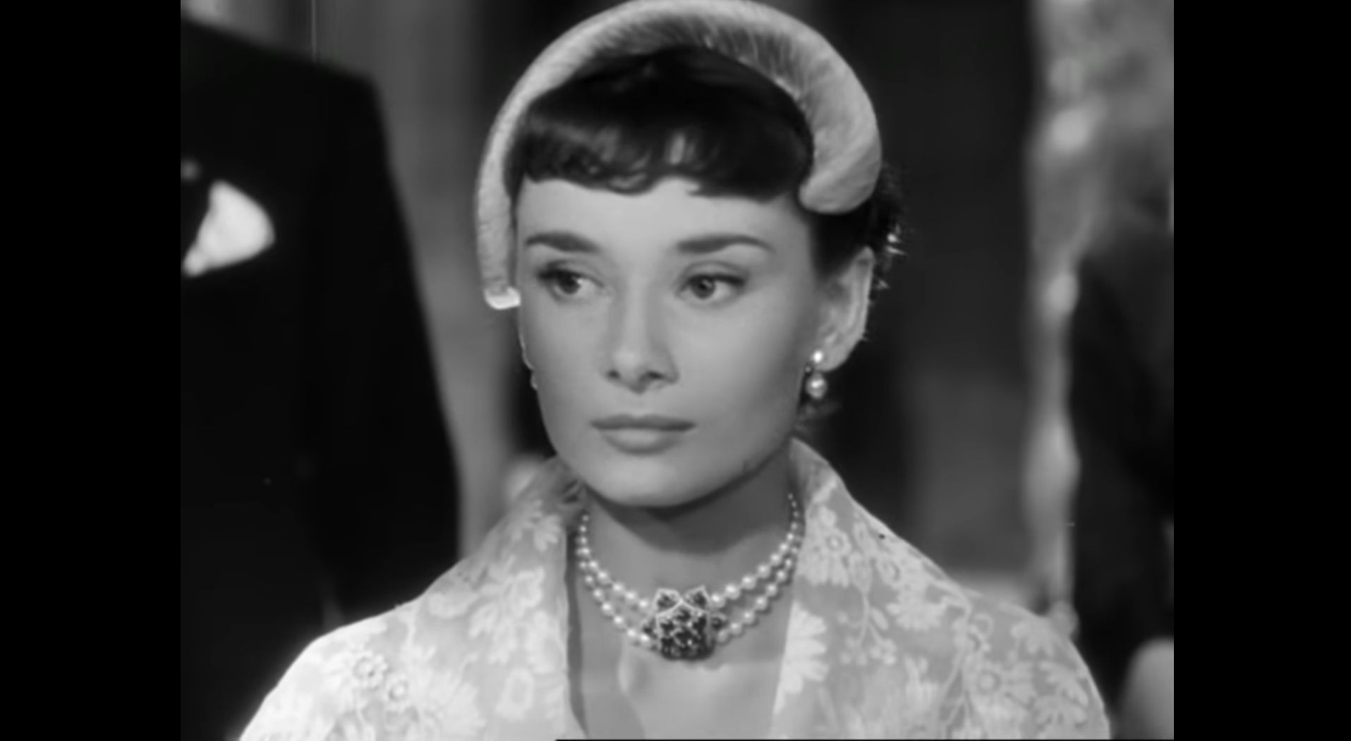 GREAT MOMENT IN PEARL HISTORY: Audrey Hepburn Wearing Pearls - PearlsOnly  :: PearlsOnly | Save up to 80% with Pearls Only France