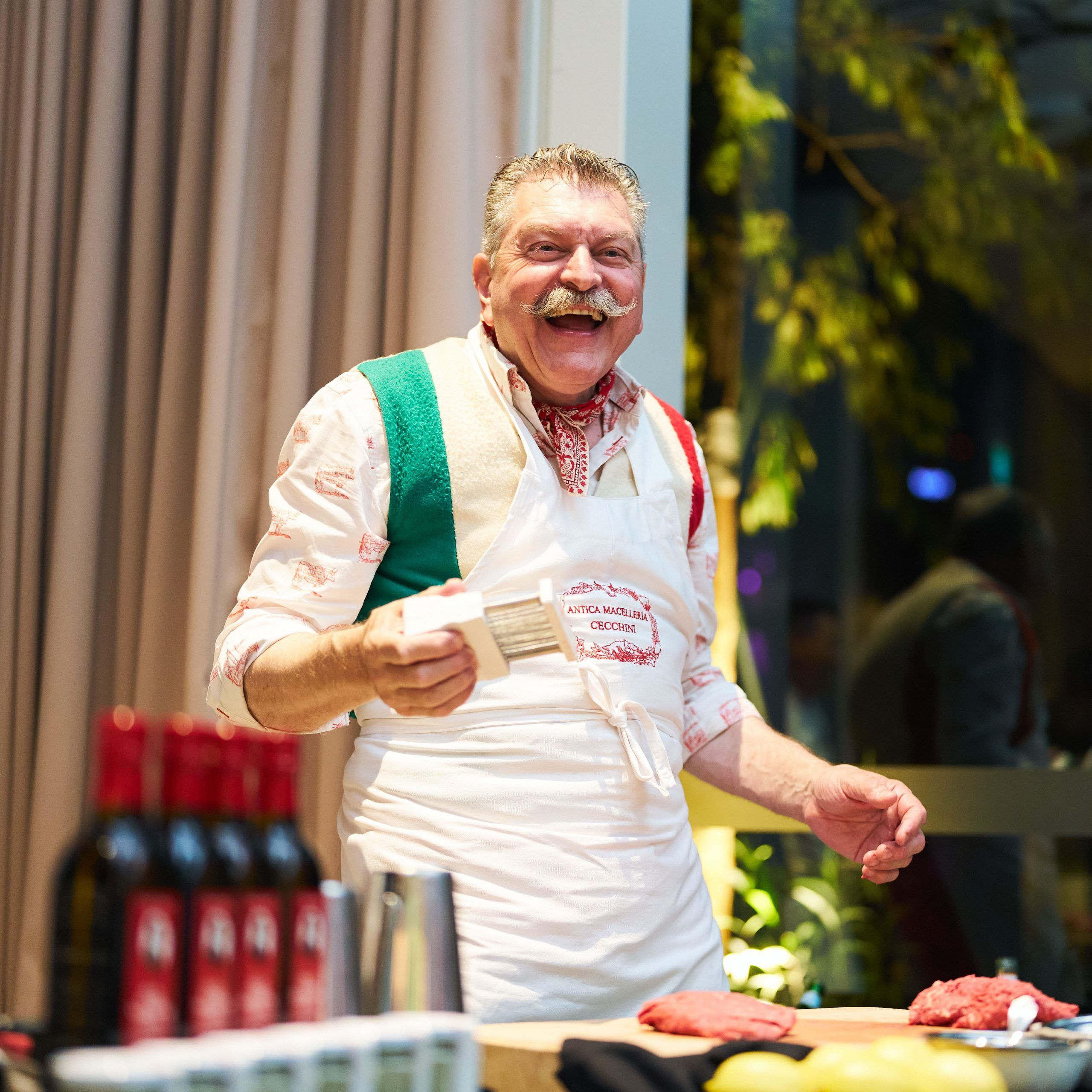 在 Bottega di Carna 享用 Dario Cecchini 制作的汉堡和香槟 – PrestigeOnline Malaysia