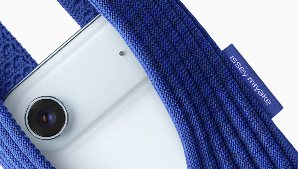 iPhone Pocket ISSEY MIYAKE Long サファイア Apple x Issey Miyake release 3D-knitted iPhone Pocket