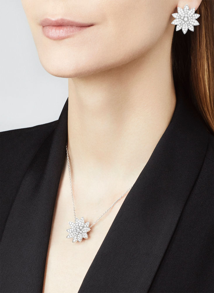 van cleef lotus pendant