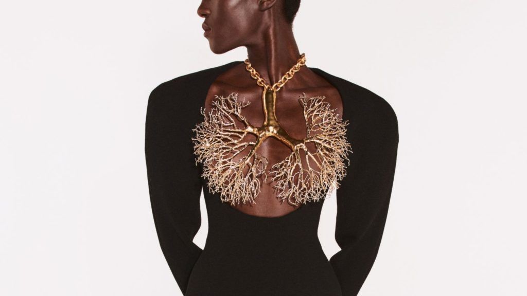 10 large necklaces inspired by Bella Hadid’s viral look