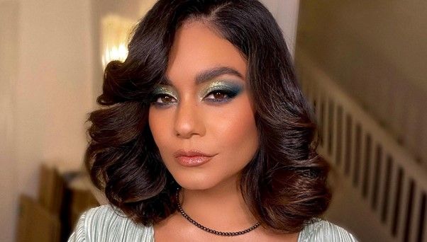 Trending makeup looks: lip gloss glittery eyes