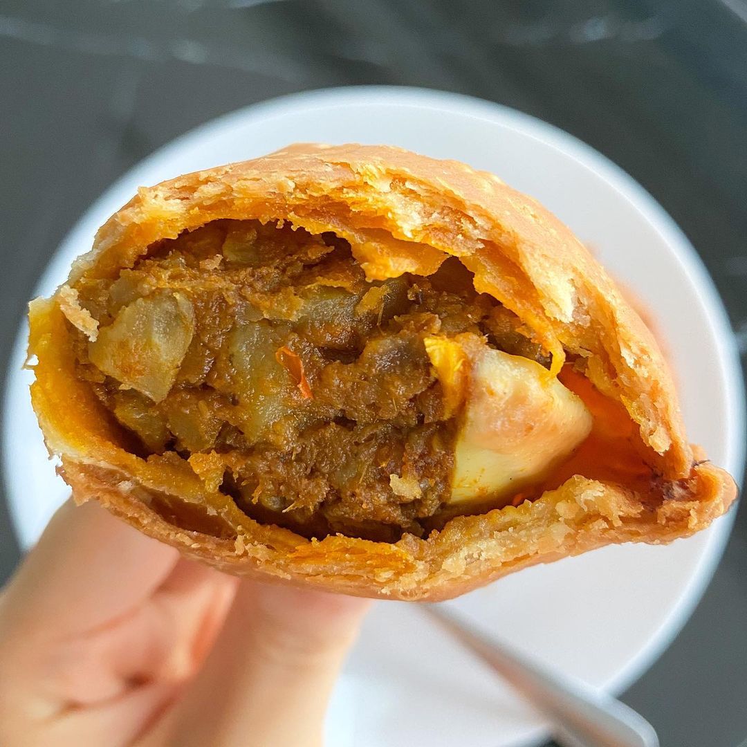 J2 FAMOUS CRISPY CURRY PUFF - 7 Maxwell Rd, Singapore, Singapore