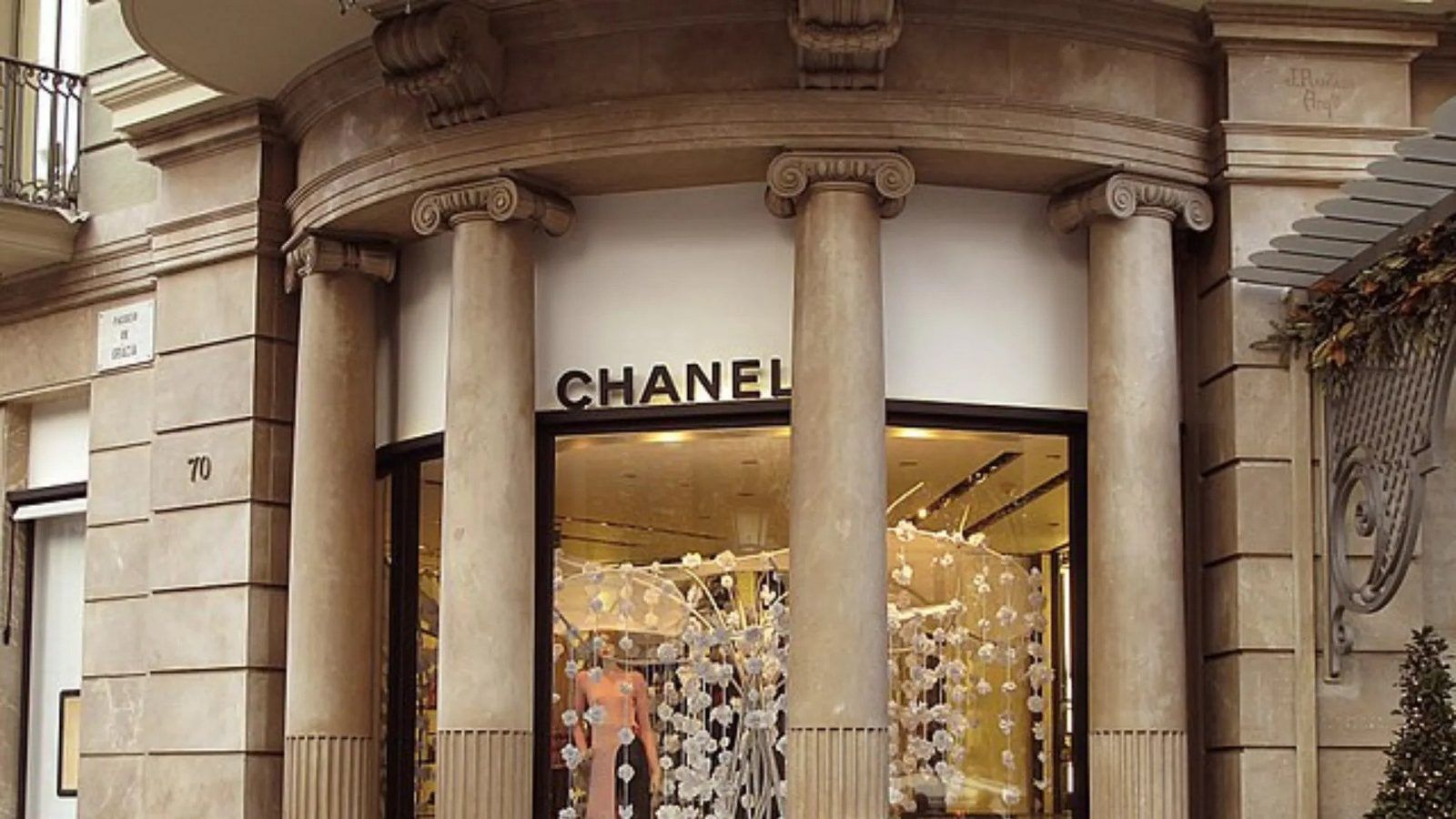 Chanel set to open stores boutiques for its top clients