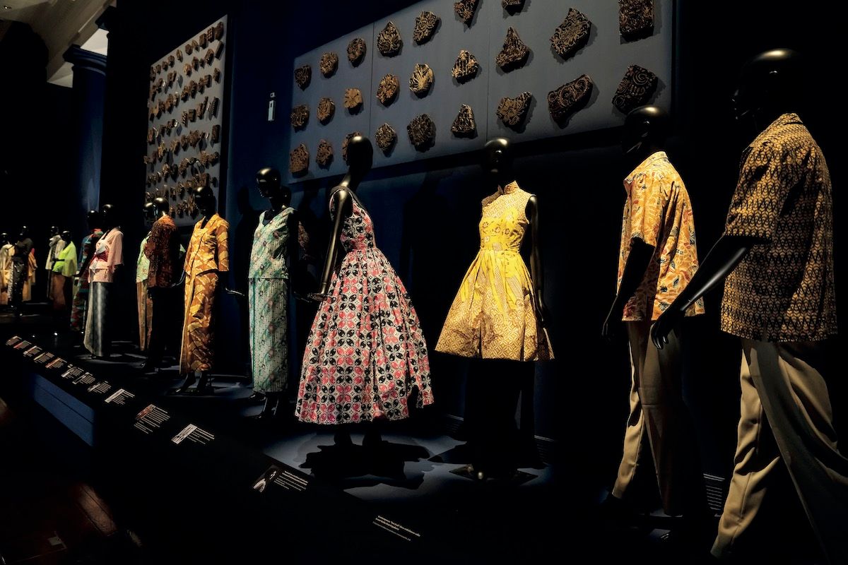 Bagaimana kain tradisional Indonesia kembali muncul