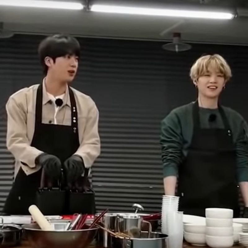 These multi-talented K-Pop idols are also great cooks