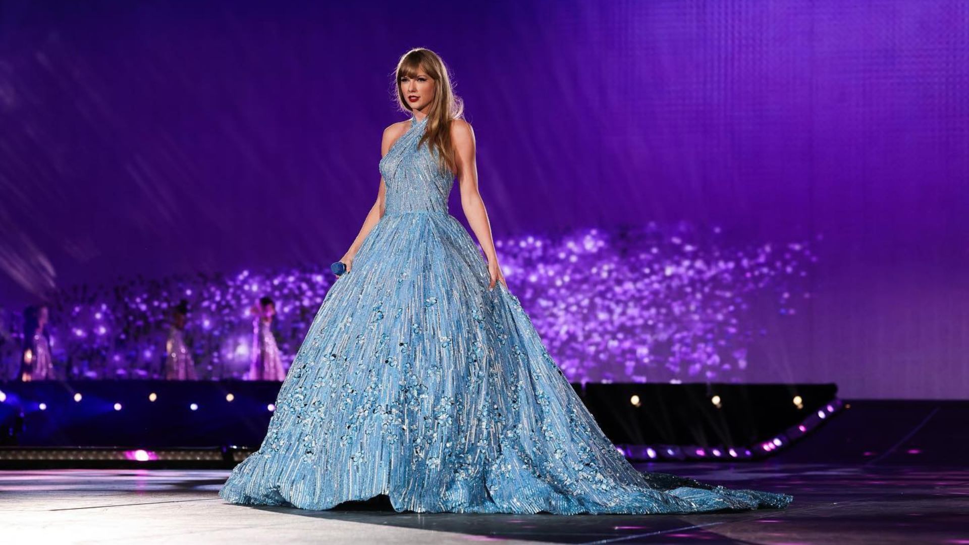 Taylor Swift's jewel-adorned MTV awards look was inspired by Queen  Elizabeth II | CNN
