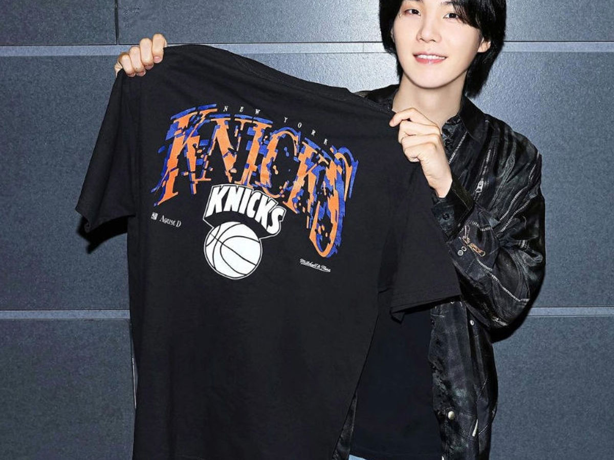 BTS SUGA コラボTシャツ NBA KNICKS ニックス Men's Black New York Knicks M&N x Suga Glitch T-Shirt