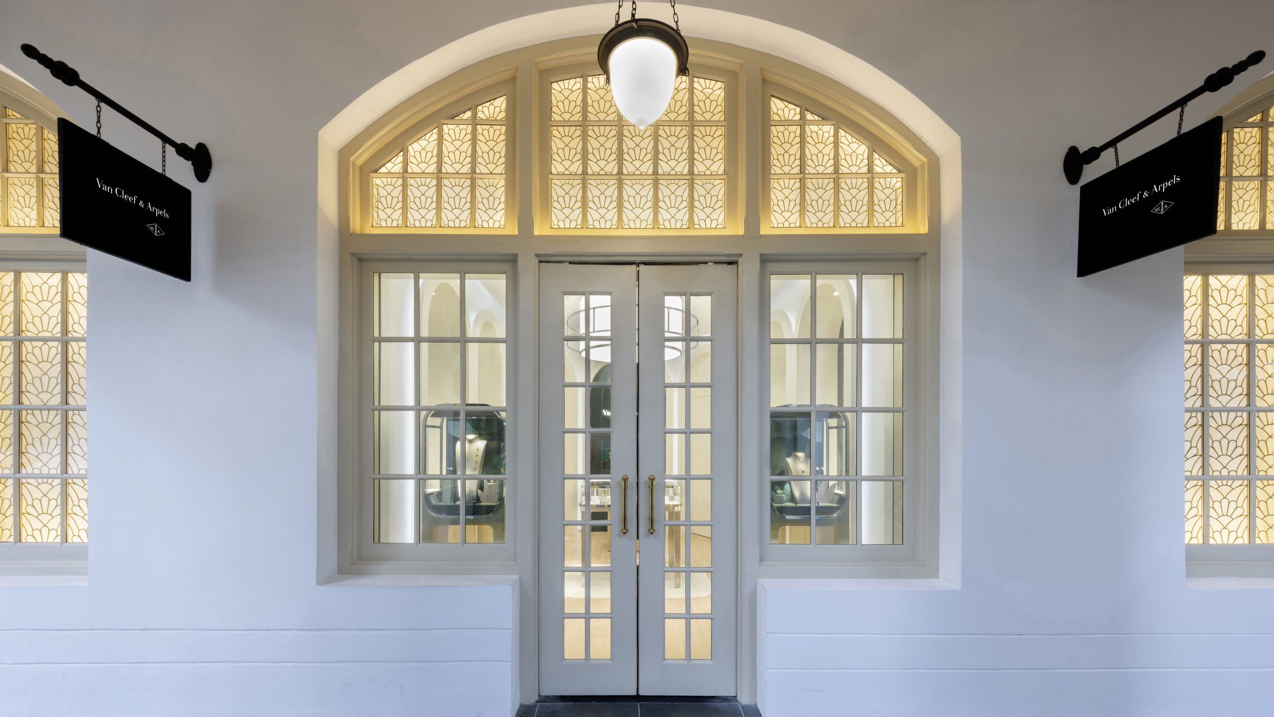 Artist Arthur Hoffner's ode to the Van Cleef & Arpels Perlée