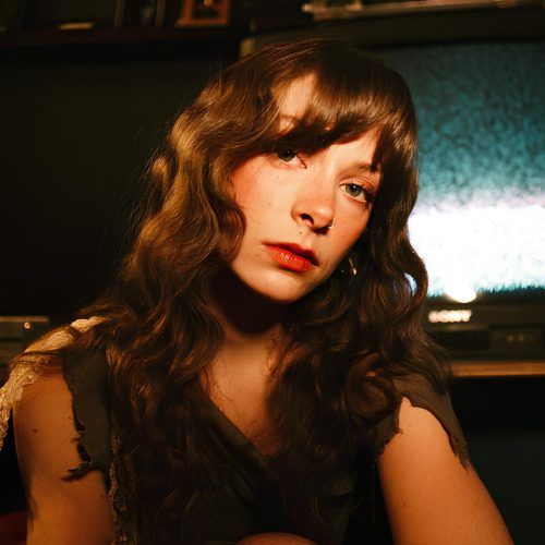 Things to know about British singer Holly Humberstone, from her <i>Eras</i> tour opening to her Matty Healy collab