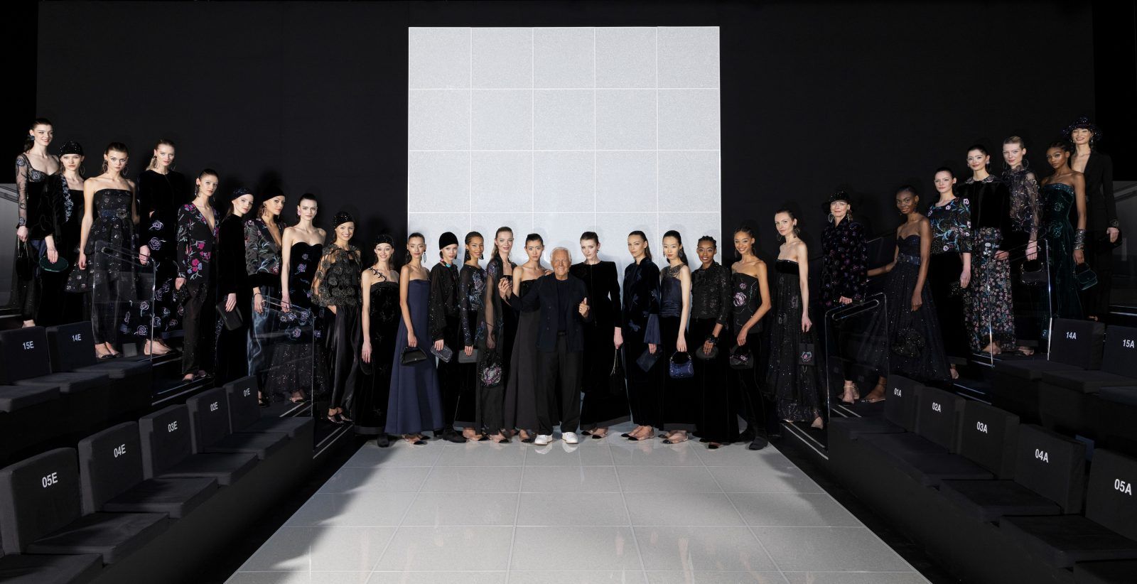 ARMANI COLLEZIONI ベロア フラワー シルク混 ノースリーブ ARMANI COLLEZIONI ベロア フラワー シルク混 ノースリーブ