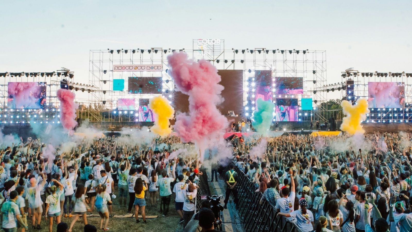 What is 'GigTripping', the next big trend of 2025?