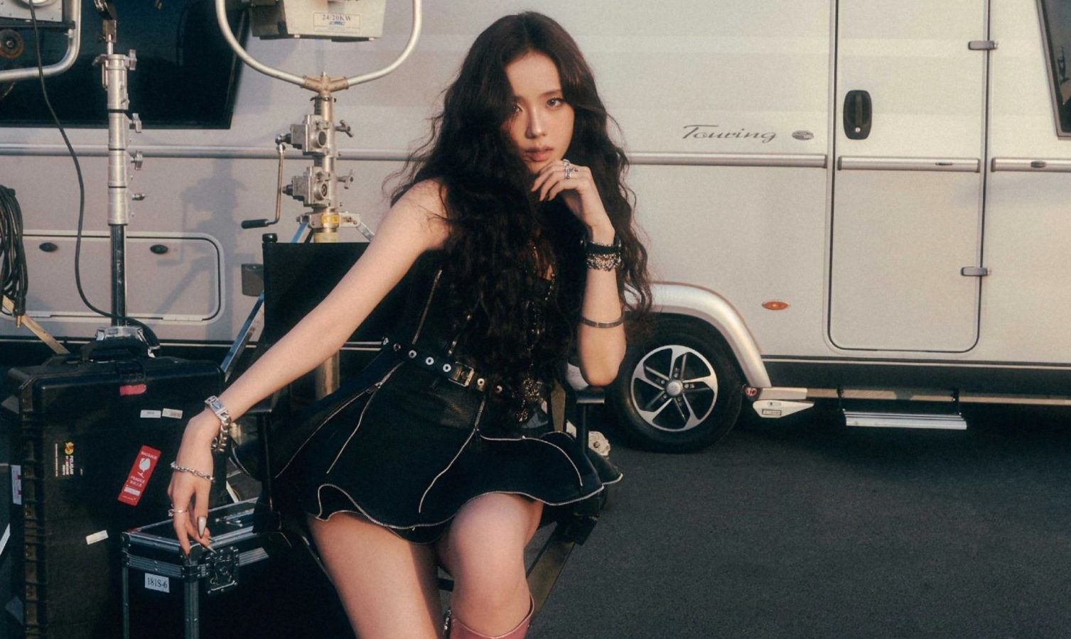 JISOO will be in Singapore at the AMORTAGE pop-up store this March