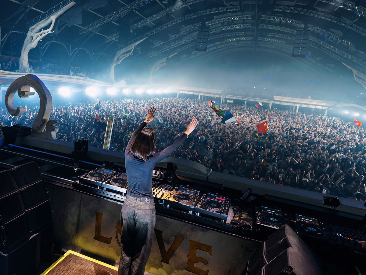 world-renowned-djs-set-for-