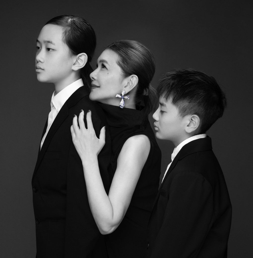首度凝聚跨界力量,歌手張清芳與珠寶藝術家 Cindy Chao 落實慈愛善舉,與知名製作人陳鎮川、攝影大師林炳存聯手策展,關心罕病孩童健康醫療