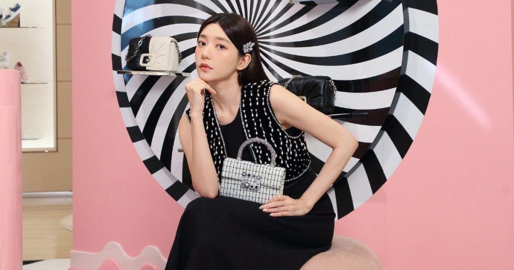 郭雪芙優雅演繹 Roger Vivier 2024 秋冬系列,帶入歐普藝術的全新設計元素,展現出復古摩登的女性魅力
