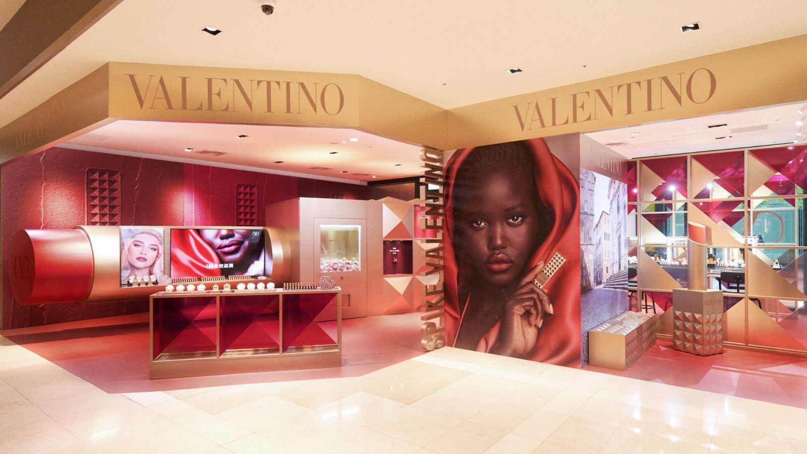 VALENTINO 奢金鉚釘快閃店開幕!必打卡巨大鉚釘唇膏、限定款美妝、人生四格時尚大片等亮點一次看
